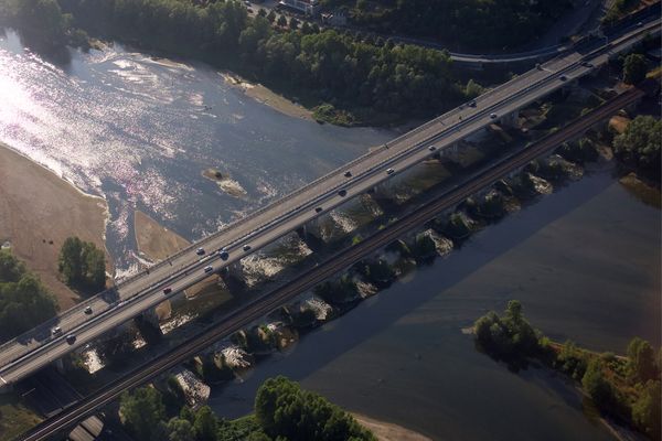 Les ponts ferroviaire et de la rocade de Tours au dessus de la Loire.