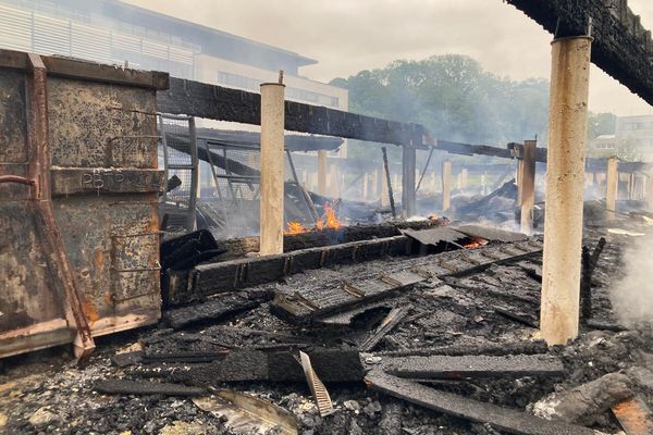 Le feu brûle toujours par endroit à Besançon Temis, 12 heures après l'incendie.