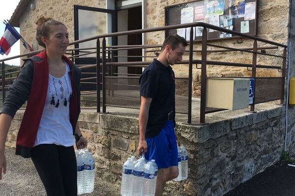 La mairie de Lamongerie met des packs d'eau à disposition des habitants