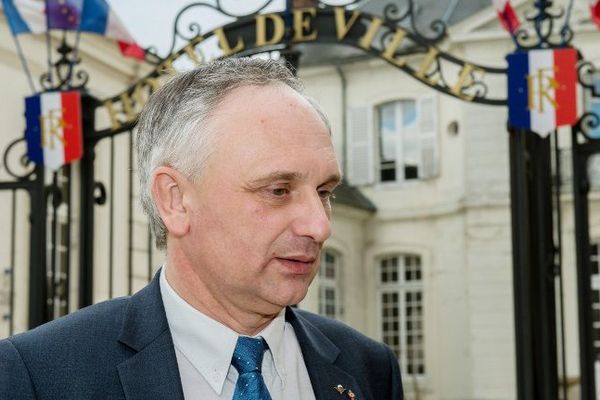 Franck Briffaut devant l'hôtel de ville de Villers-Cotterêts, le 4 mars 2015.