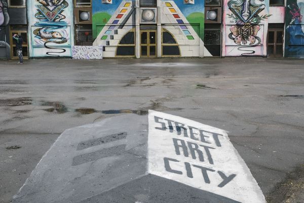 La street art city, à Lurcy-Lévi dans l'Allier, accueille régulièrement des invités de marque, qui disposent d'une pièce réservée pour exprimer leur talent et retranscrire leur univers.