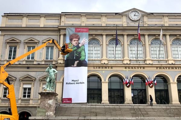 Une banderole XXL a été dépliée sur la façade de l'hôtel de ville de Saint-Etienne poure rendre hommage à Robert Herbin, entraîneur inoubliable des Verts