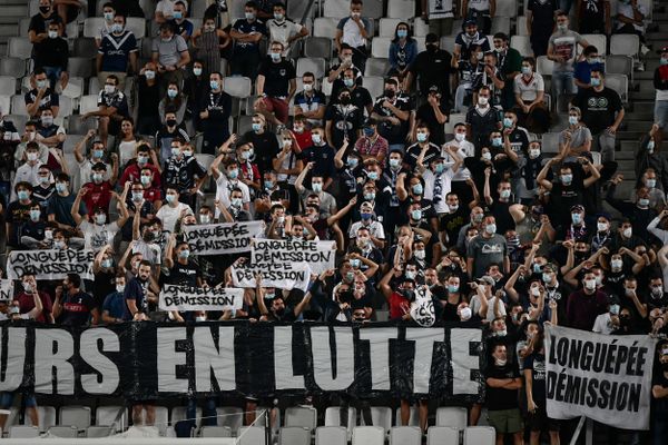 ARCHIVES. Le 11 septembre 2020, les ultramarines appellent à la démission du président du club Frédéric Longuépée, lors d'un match contre l'OL, au stade Matmut-Atlantique de Bordeaux. 