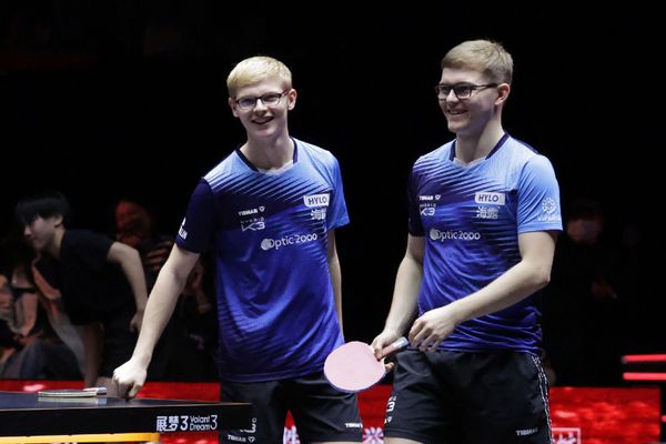 Félix et Alexis Lebrun à la fête, après leur qualification en finale de la compétition de double masculin, lors du tournoi de tennis de table WTT Finals de Fukuoka au Japon, le 22 novembre 2024.