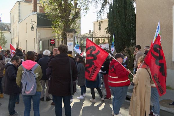 Une cinquantaine d'enseignants devant le siège du rectorat de l'académie d'Orléans-Tours à Orléans le 2 avril 2024