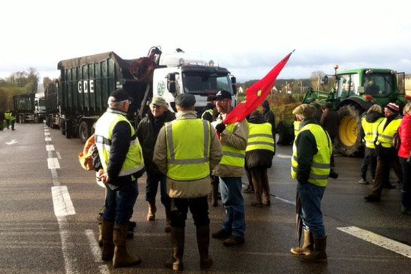 Les trois premiers camions arrivés ce mercredi matin à Nonant-le-Pin sont bloqués devant le site GDE