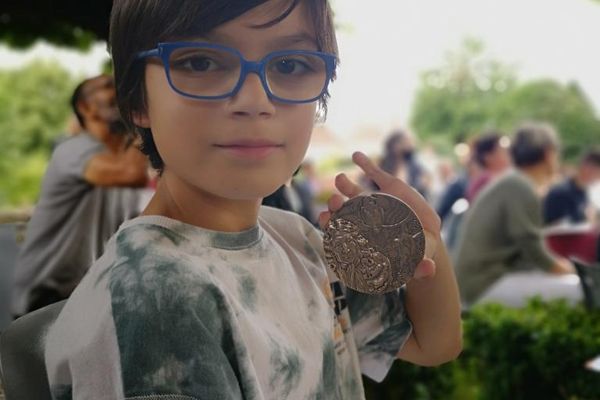 Elioth Rose a remporté le prix de la "fête des fables, faites des fables" dans la catégorie école primaire