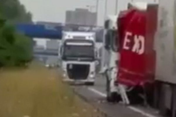 Accident sur l'A16 entre 4 camions.