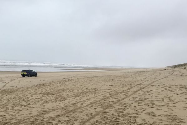 Des gendarmes sur une plage du Porge (image d'illustration)