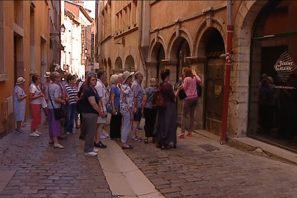 Un groupe de touristes britannique dans le Vieux Lyon.