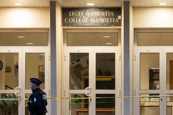 L'entrée de la cité scolaire Gambetta samedi 14 octobre 2023, au lendemain de l'attaque au couteau qui a tué le professeur de français Dominique Bernard.