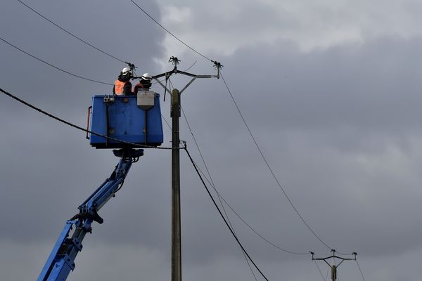 Des agents d'Enedis en plein travail le 5 février 2017. Photo d'illustration. 