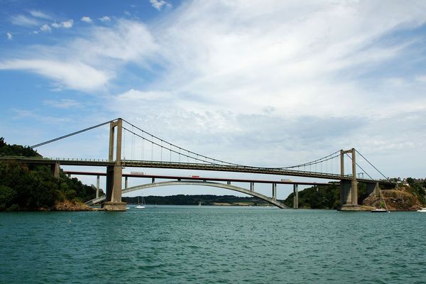 Pont Saint-Hubert sur la Rance avec le Pont Chateaubriant derrière