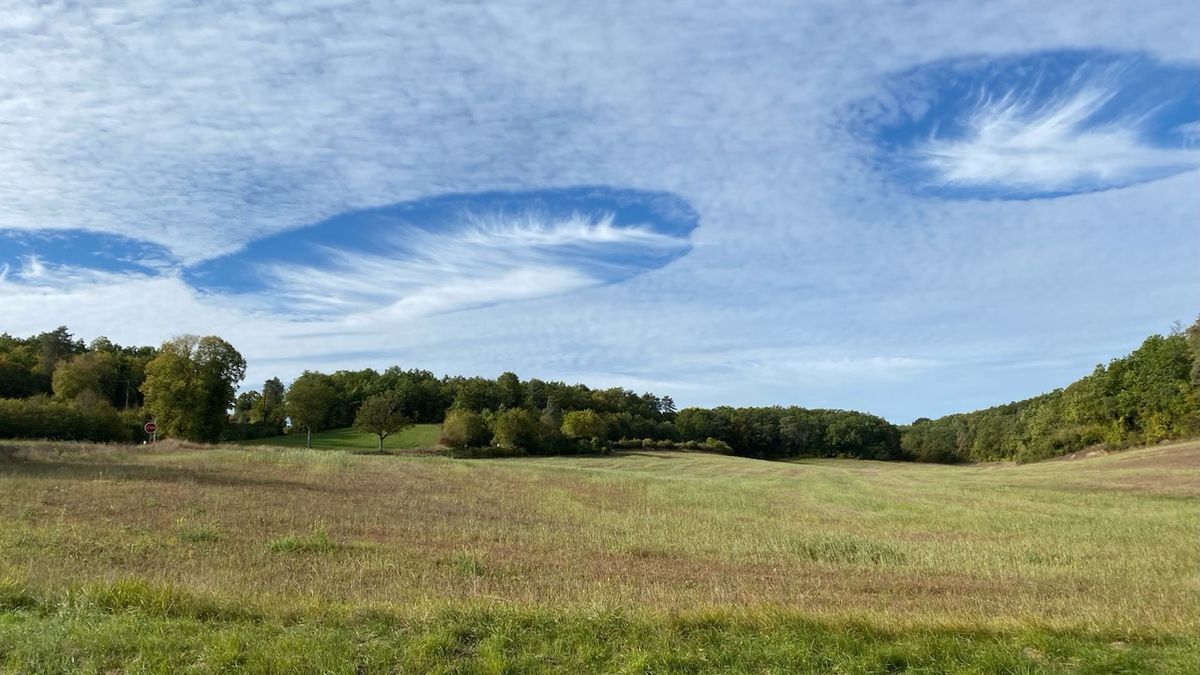 Un nuage se prend pour un OVNI - Il stagne au dessus des montagnes