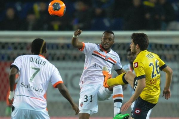 Le milieu de terrain lorientais Cheick Doukouré face aux sochaliens