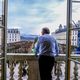 François Bayrou, sur le balcon de l'hôtel de ville.