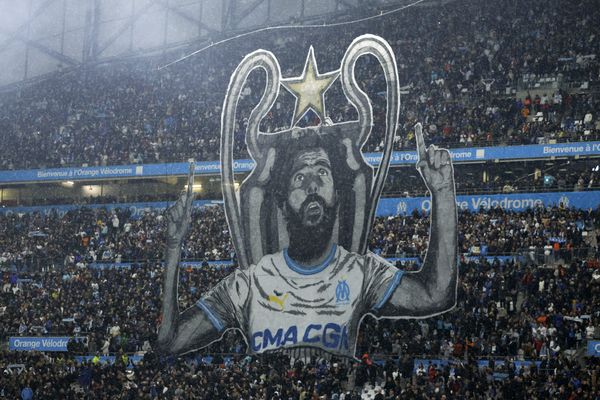 Le tifo géant de Redouane Bougheraba, déployé dimanche 31 mars dans les tribunes du stade Vélodrome, a déclenché une vive polémique sur les réseaux sociaux.