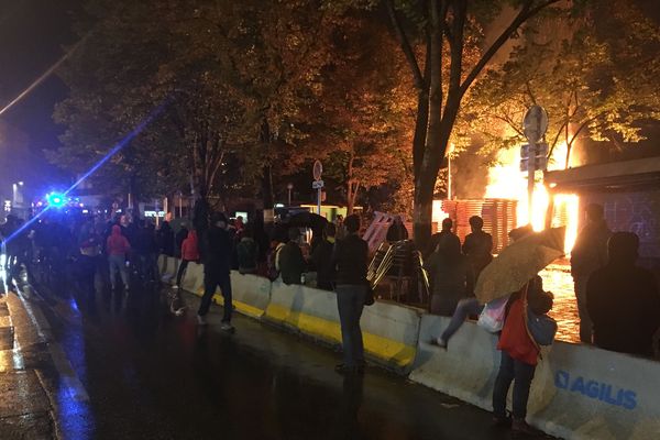 feu de palettes dans le quartier de la plaine