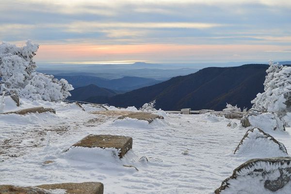 La neige au Mont Aigoual à 1567 m d'altitude mercredi 13 novembre 2019 :  -5 °C et des rafales de vent à 80 km/h.