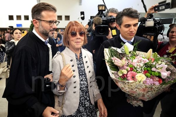 Alors qu'elle a remis ses lunettes aux verres fumées pour la première fois depuis quelques jours, pendant cette matinée à écouter son ex-mari déposer à la barre, les fleurs et les applaudissements semblent redonner le sourire à Gisèle Pelicot.