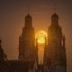 "Après que les nuages m'ont empêché d'immortaliser l'éclipse totale de Lune de mai 2022 au-dessus de la cathédrale Saint-Gatien de la ville de Tours, je suis retourné un mois plus tard pour enfin réussir la composition que j'avais en tête depuis quelque temps."