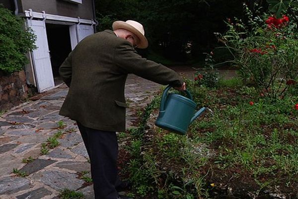 Marcel Conche dans son jardin d'Altillac en Corrèze