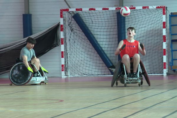 La section rugby fauteuil du Niort RC s'entraîne avec détermination.