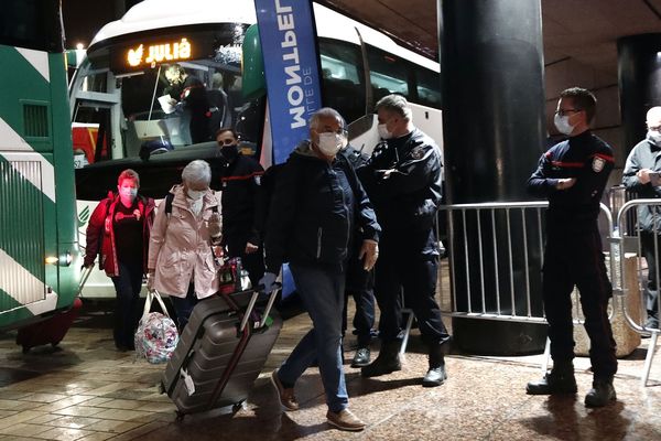 Comme prévu, une centaine de naufragés du paquebot Costa Deliziosa ont été accueillis à Montpellier lundi soir après une escale à Barcelone. 52 passagers sont repartis immédiatement en bus direction Macon. Ils n'avaient pas mis pied à terre depuis Australie le 14 mars. 