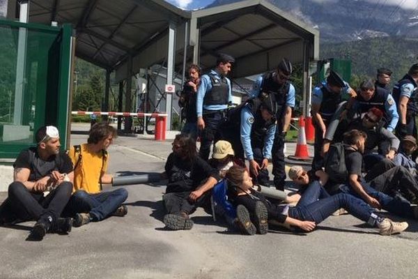 Une trentaine de militants s'est réunie devant l'incinérateur pour en bloquer l'entrée.