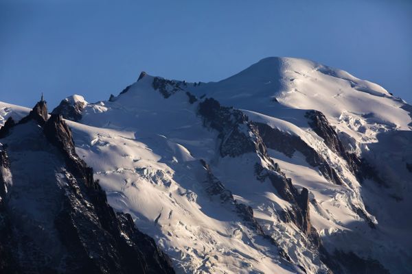 Comment réguler les fluxs de touristes sur le mont Blanc ? Le maire de Saint-Gervais (Haute-Loire) et certains politiques tentent de répondre à cette question.