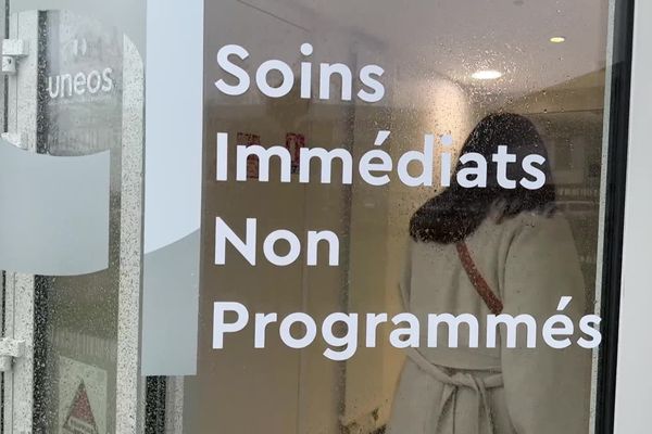 Entrée du service de soins immédiats non programmés à l'hôpital Robert Schuman, dans la périphérie de Metz.