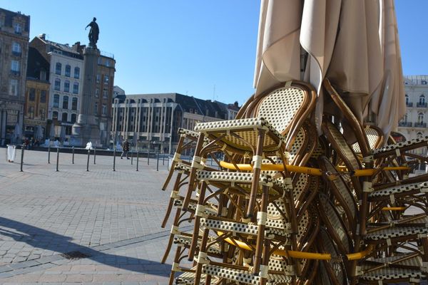 Les chaises de cette terrasses sont rangées au soleil. Jusqu'à quand ?