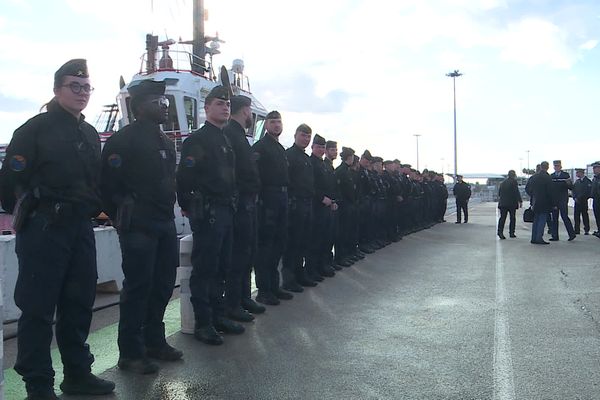 2.200 personnes vont arriver en renfort ce week-end depuis le continent.