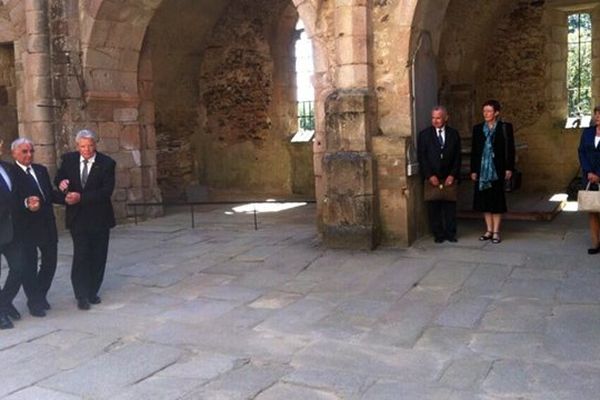 Les deux chefs d'Etat enlacent le rescapé du massacre Robert Hébras, moment d'émotion dans l'église du village-martyr