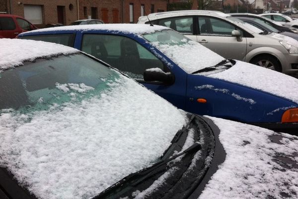 Quelques flocons de neige sont déjà tombés ce dimanche à Roncq, dans le Nord.