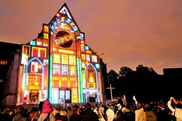 Mapping sur la façade de la cathdérale de la Treille à Lille. 