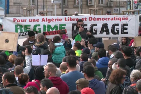 Certains à Marseille évoquent un nouveau printemps arabe. 