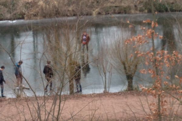 Des "courageux" inconscients circulent sur le canal de la Moselle gelé. Ce jeudi 26 janvier 2017 à Metz. 