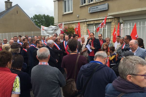 Une centaine de personnes était réuni ce samedi devant le Centre des Finances Publiques de Molay Littry pour protester contre sa fermeture. 