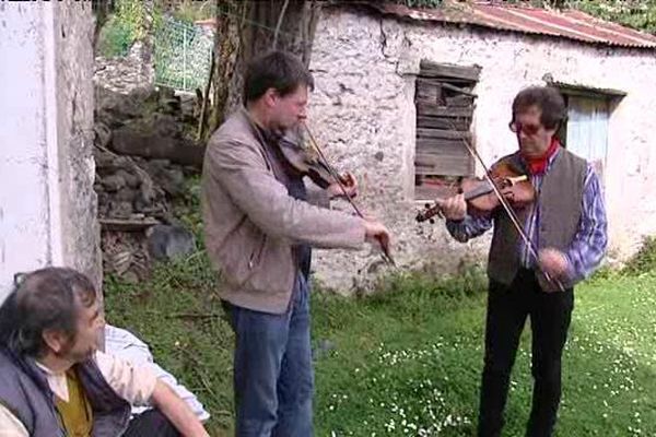 A Sermano, en Haute-Corse, des musiciens perpétuent la tradition des violoneux. 