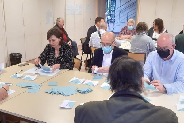 Dépouillement des votes du 1er tour de l'élection présidentielle à Rieux, Oise