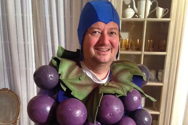 Marc Coucke déguisé en grappe de raisin.