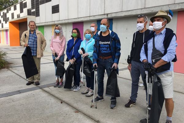 Une dizaine de volontaires a participé à l'opération de ramassage des déchets au Val de l'Aurence.