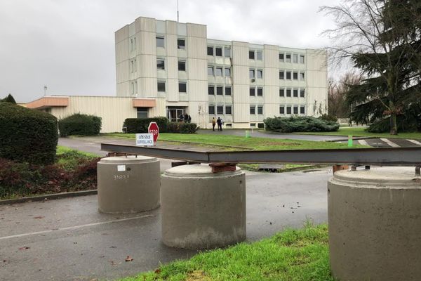 Une trentaine de personnes demandeuses d'asile vivent dans les locaux situés boulevard Kennedy, à Dijon.