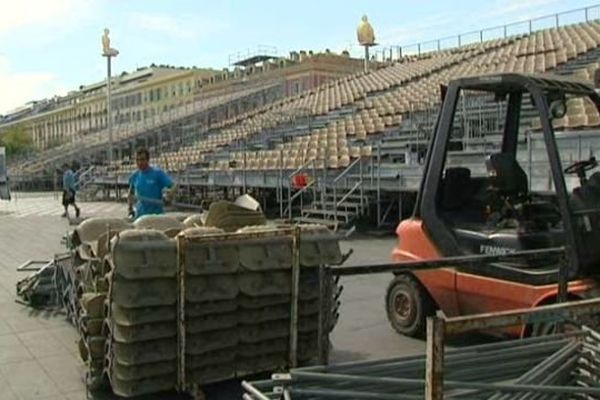 Installation des tribunes place Massena