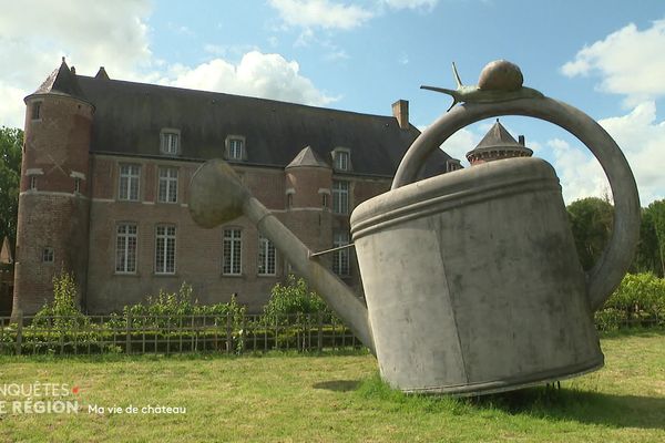 L'arrosoir d'Alice, sculpture monumentale de Philippe Thill, orne le jardin du château d'Esquelbecq depuis 2016