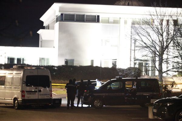 Les gendarmes lors des constatations sur le parking de l'entreprise Knauf à Wolfgantzen, mardi 26 janvier, après la découverte d'Estelle L., une femme décédée dans son véhicule.