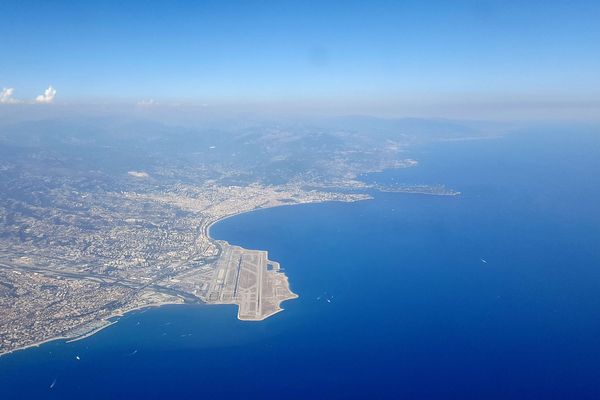 L'aéroport de Nice est le troisième aéroport français le plus fréquenté après les aéroports de Roissy-Charles-de-Gaulle et Paris-Orly.