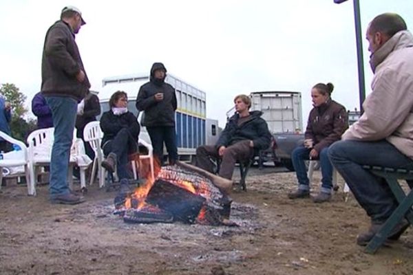 Au deuxième jour d'occupation devant la décharge GDE, le campement s'organise