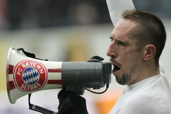 Franck Ribéry partage sa joie avec les supporters du Bayern Munich.